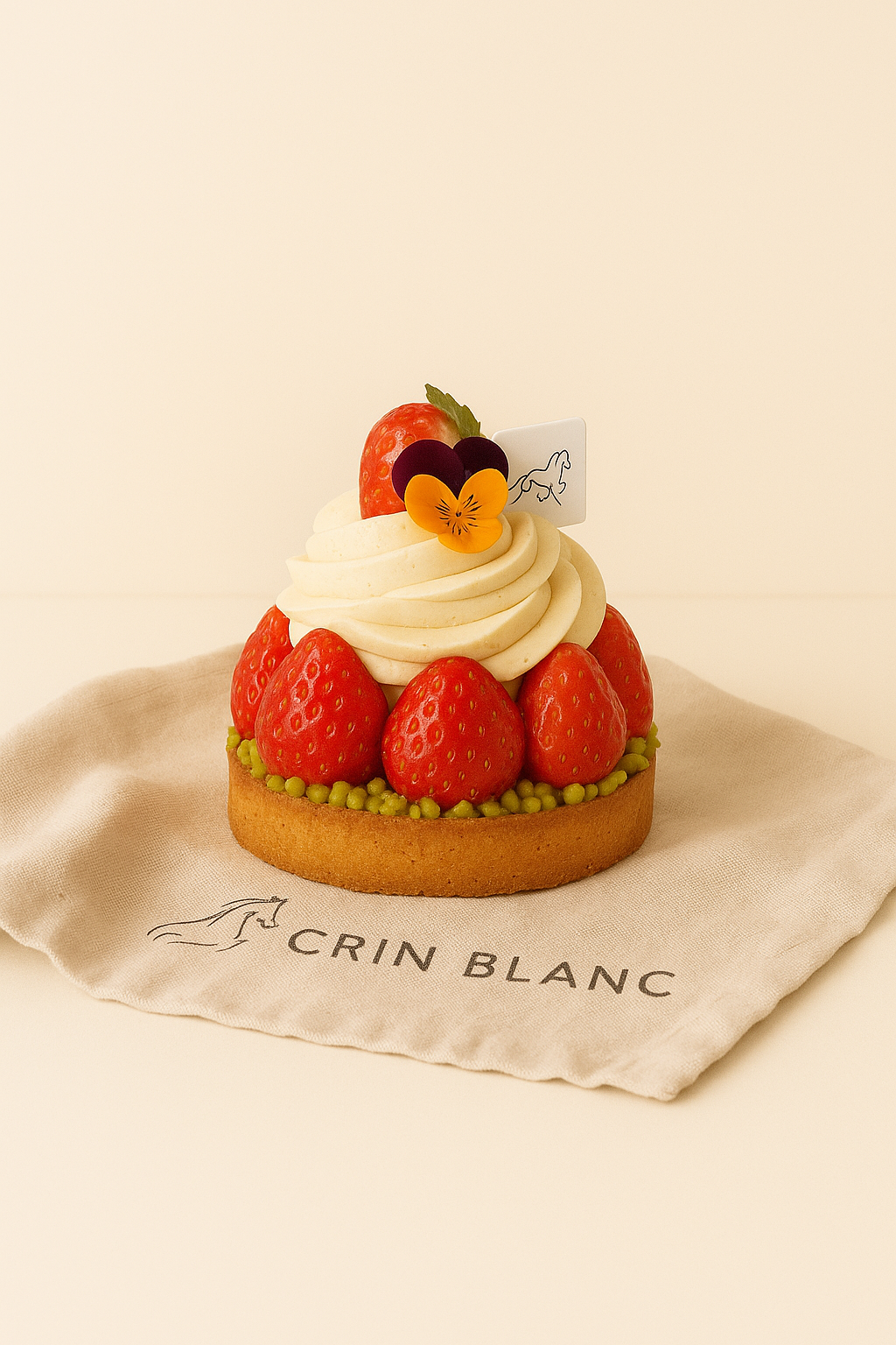 Tarte aux framboises avec chantilly — pâtisserie du jour